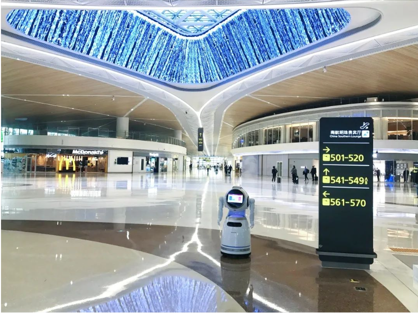 超大场景为旅客精准服务，5G服务机器人上岗深圳机场卫星厅